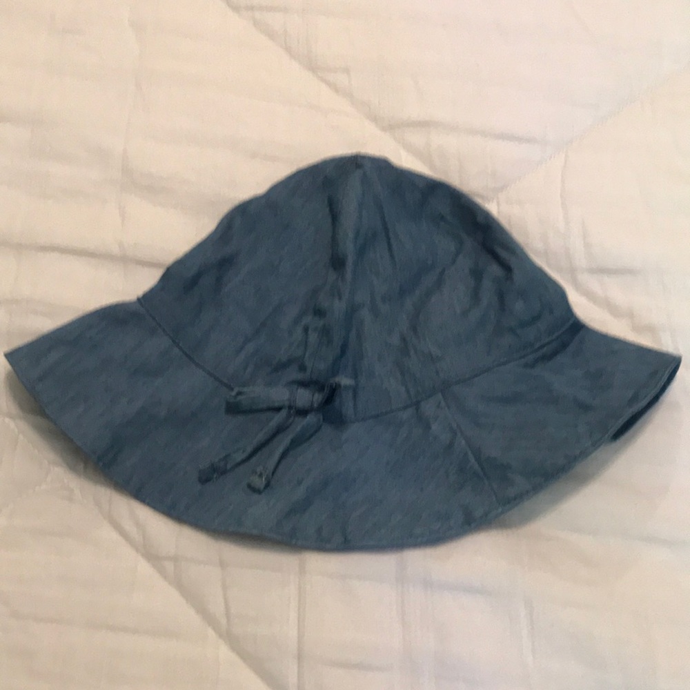 Baby Gap sun hat. With chin strap.